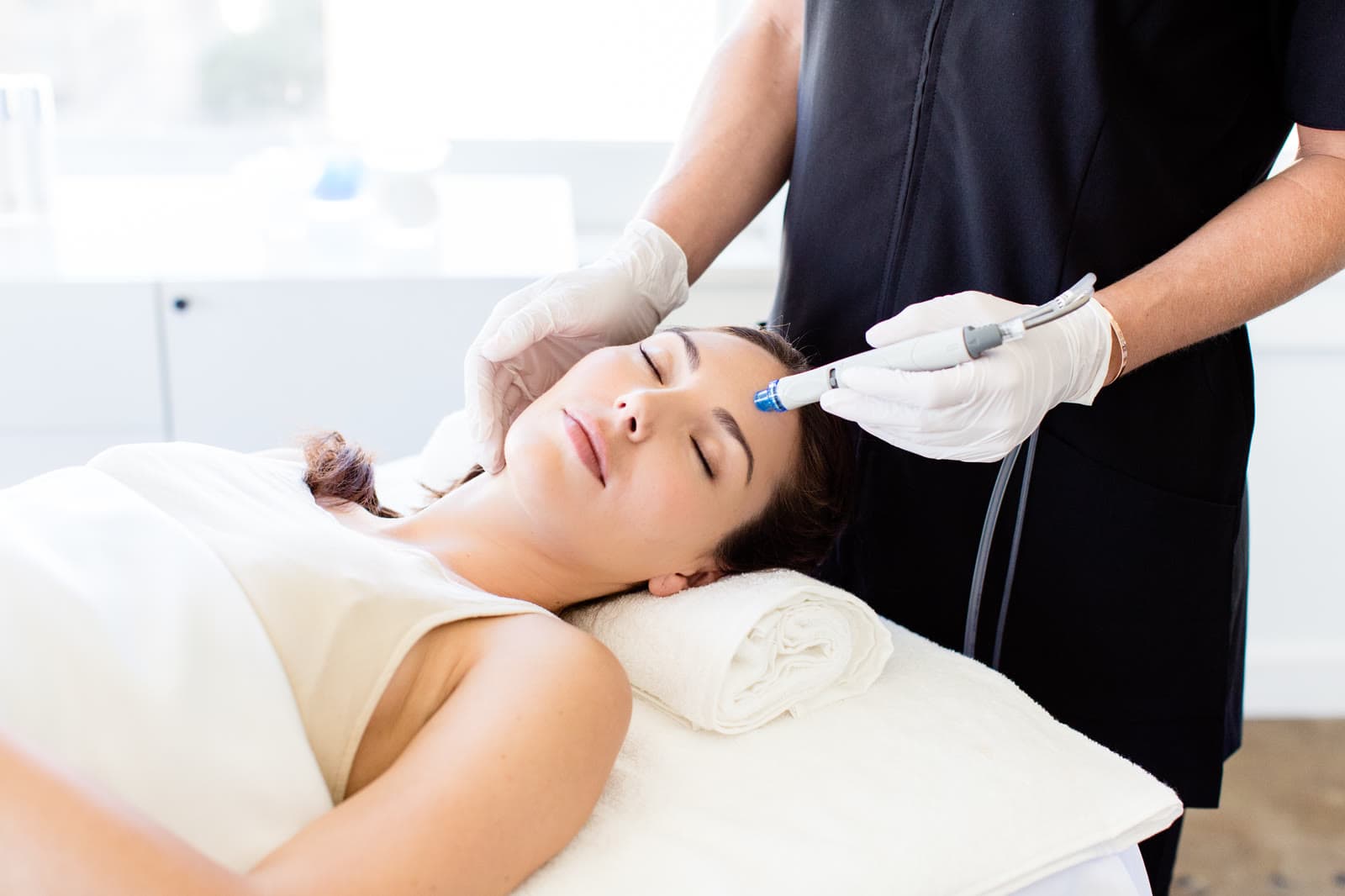 HydraFacial-Behandlung im Gesicht mit dem Handstück