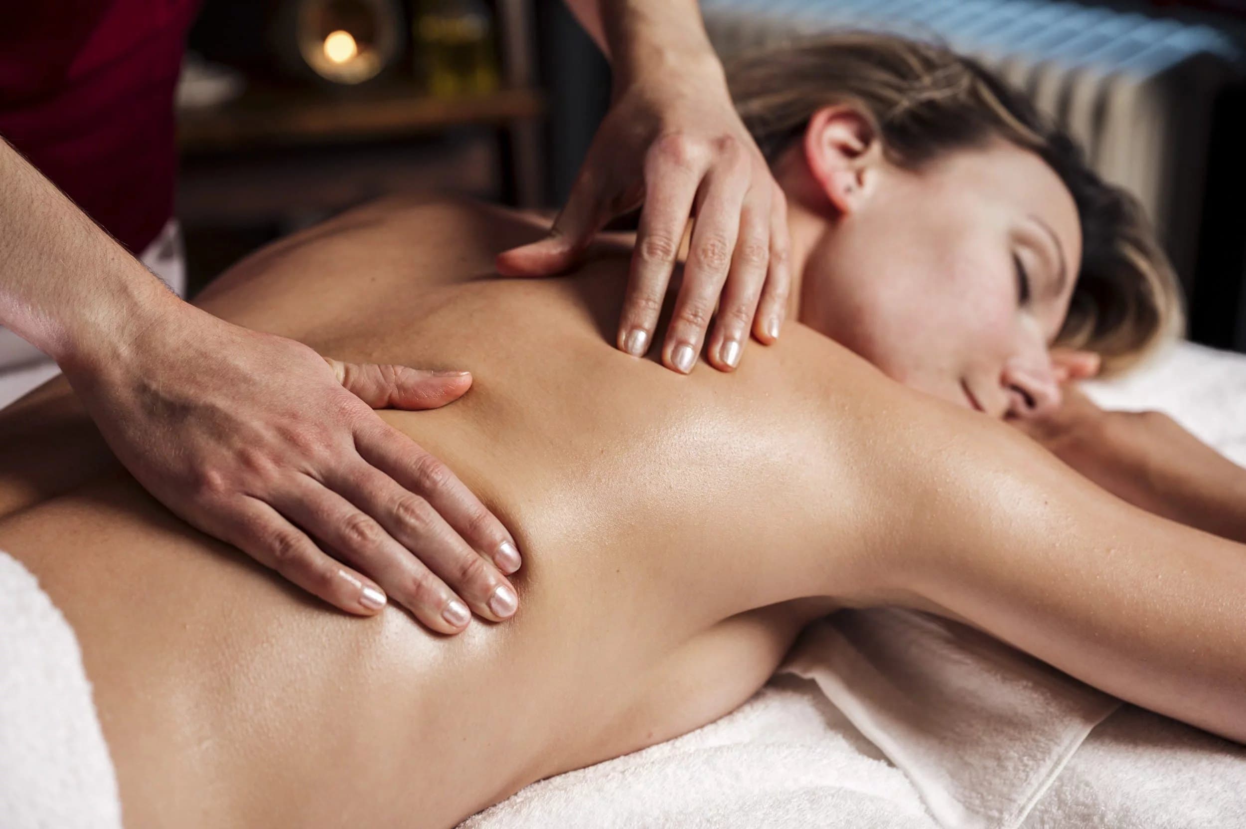 Rückenmassage mit beiden Händen auf der Schulterpartie